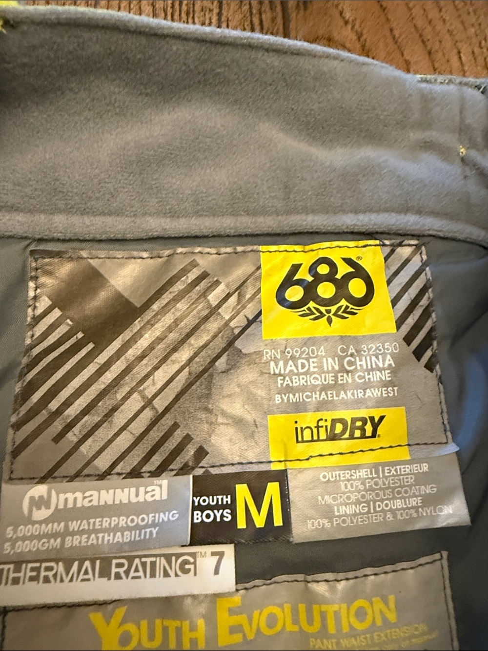 686 Kids Infinity Cargo Insulated Snowboard Pants in High-Visibility Yellow - Picture 9 of 16